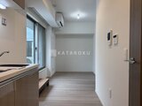 グランカーサ住吉3 明るい窓から光が入るキッチンと居室がつながる開放的な空間