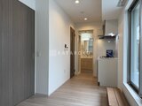 グランカーサ住吉3 玄関から洗面台とキッチンへ続く開放的な廊下空間
