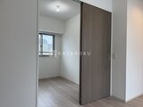グランカーサ住吉3 明るい印象の洋室、ダーク調の建具と窓からの採光が特徴