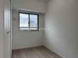 グランカーサ住吉3 大きな窓から採光を取り込む、開放的なベッドルーム