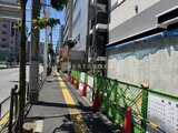 アーバネックス錦糸公園3 建物側面から見た日中の街路と工事中の様子