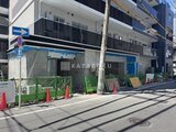 アーバネックス錦糸公園3 建設工事中の店舗部分を含む、モダンな外観の建物全景