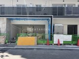 アーバネックス錦糸公園3 建設工事中の建物エントランス部分と前面道路の様子