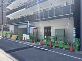 アーバネックス錦糸公園3 前面道路から見たモダンな建物の外観と工事中の様子