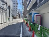 アーバネックス錦糸公園3 建物前の通路から見た明るい街並みと周辺環境