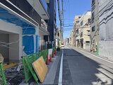 アーバネックス錦糸公園3 建設中の現場を囲む緑の仮囲いがある前面道路の様子