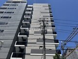 アーバネックス錦糸公園3 青空を背景にした建物の外観、バルコニーが整列する様子