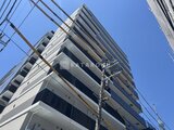 アーバネックス錦糸公園3 下から見上げた白を基調とした高層マンションの外観