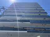 アーバネックス錦糸公園3 晴天下から見上げた建物の階段状のファサード