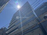 アーバネックス錦糸公園3 快晴の空に映える白を基調とした建物外観