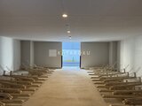 アーバネックス錦糸公園3 開放的な共用ホールから外の景色を眺める室内空間