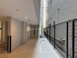 アーバネックス錦糸公園3 明るい照明が行き届いた共用廊下とメッシュフェンス越しに見える