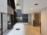アーバネックス錦糸公園3 明るい共用エントランスから奥の居住スペースへ続く通路の様子