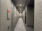 アーバネックス錦糸公園3 白を基調とした落ち着いた雰囲気の共用廊下