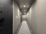 アーバネックス錦糸公園3 共用廊下を奥に向かって撮影した、整然とした通路の様子