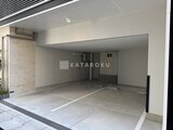 アーバネックス錦糸公園3 開放的な車庫入口と駐車スペースの様子