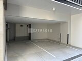 アーバネックス錦糸公園3 白を基調とした明るい共用駐車場の出入口