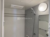 アーバネックス錦糸公園3 グレーのアクセント壁が落ち着いた印象のバスルーム