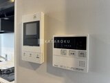 アーバネックス錦糸公園3 キッチンの壁に設置されたインターホンと浴室操作パネル