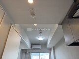 アーバネックス錦糸公園3 白を基調とした明るいキッチンスペースと廊下の様子