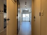 アーバネックス錦糸公園3 明るい廊下から見たバルコニーへの開放感のある通路