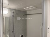 アーバネックス錦糸公園3 グレータイルの壁と浴室乾燥機を備えたシャワールーム