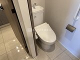 アーバネックス錦糸公園3 温水洗浄便座付きの落ち着いた色合いのトイレ空間