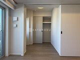 アーバネックス錦糸公園3 明るい印象の廊下から見たクローゼット付きの居室入口
