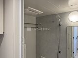 アーバネックス錦糸公園3 浴室内のシャワーブースと洗面台が一体的に配置された清潔感のあ