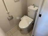アーバネックス錦糸公園3 温水洗浄便座付きトイレと手洗いカウンターのある清潔なトイレ空