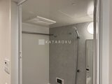 アーバネックス錦糸公園3 グレー調のパネル壁と浴室乾燥機を備えたシャワールーム