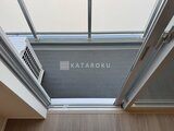アーバネックス錦糸公園3 開放的なリビングに取り付けられた天窓とシェード