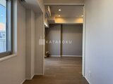 アーバネックス錦糸公園3 明るい日差しが入る廊下から続くリビングダイニング空間