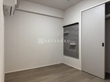 アーバネックス錦糸公園3 落ち着いた色合いの洋室で、クローゼットと収納スペースが備わっ