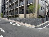 ビューテラス茗荷谷 前面道路から見た建物外観と開放的なエントランス空間