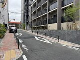 ビューテラス茗荷谷 建物前面の車路から見たモダンな外観と周辺環境