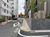 ビューテラス茗荷谷 駐車スペースと緑が調和した落ち着きのある共用部の様子