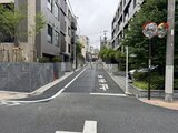 ビューテラス茗荷谷 緑に囲まれた落ち着いた印象の道路沿いから見た建物外観