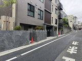 ビューテラス茗荷谷 落ち着きのあるグレー基調の外壁と石造りの塀で囲まれた建物外観