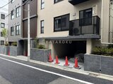 ビューテラス茗荷谷 前面道路から見た建物のエントランス・駐車場周辺の様子