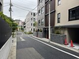 ビューテラス茗荷谷 緑が映える住宅街の道路から見た建物群の外観