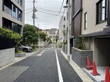 ビューテラス茗荷谷 両側に落ち着いた色合いの建物が並ぶ、ゆとりのある街路の様子