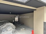 ビューテラス茗荷谷 建設中の駐車スペースと機械式駐車装置が見える様子