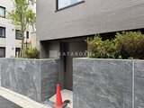 ビューテラス茗荷谷 モダンな石貼りの塀と開放的なエントランスを備えた建物外観