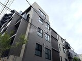 ビューテラス茗荷谷 モダンな外観の低層集合住宅と前面の緑化