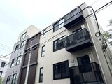 ビューテラス茗荷谷 クリーム色タイルと黒いバルコニーが特徴的な四階建てアパート