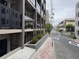 ビューテラス茗荷谷 静かな街並みに建つモダンな建物の外観と前面道路の様子