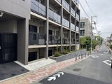 ビューテラス茗荷谷 前面道路から見たモダンな建物外観と整備された敷地周りの様子