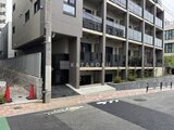 ビューテラス茗荷谷 建物前の舗装された路面から見たモダンなマンション外観
