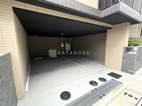 ビューテラス茗荷谷 明るく整頓された機械式駐車場の内部空間